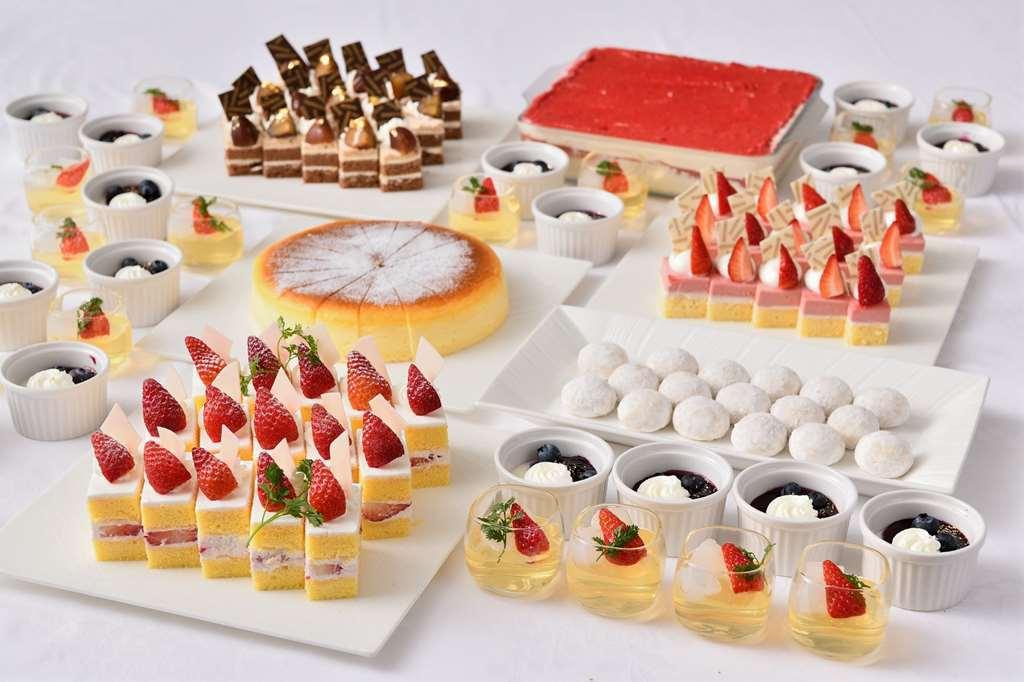 Nagoya Prince Hotel Sky Tower Nhà hàng bức ảnh A selection of desserts