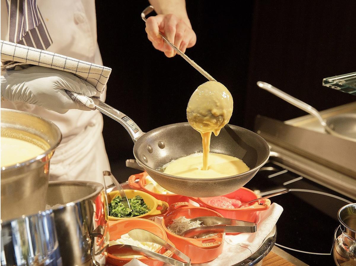 Nagoya Prince Hotel Sky Tower Ngoại thất bức ảnh A chef using a ladle to serve food